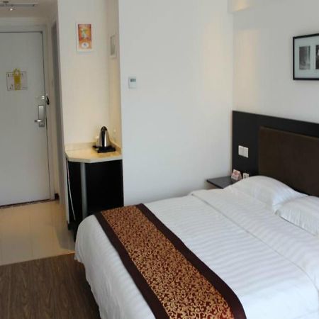 Super 8 Hotel Chaoyang Park South Dongfeng Road Пекин Екстериор снимка